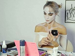 pretty blonde miss daisy diamond does harley quinn makeup tutorial for halloween