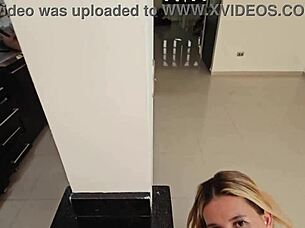 La esposa cachonda me chupa la verga cuando no mira 😈