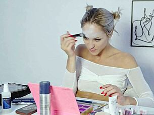 pretty blonde miss daisy diamond does harley quinn makeup tutorial for halloween