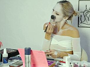 pretty blonde miss daisy diamond does harley quinn makeup tutorial for halloween