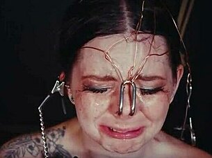 emo捆绑婊子被绑起来用尿惩罚