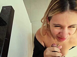 La esposa cachonda me chupa la verga cuando no mira 😈