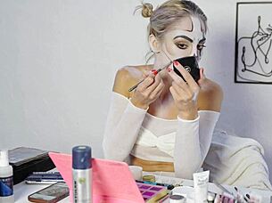 pretty blonde miss daisy diamond does harley quinn makeup tutorial for halloween