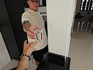 La esposa cachonda me chupa la verga cuando no mira 😈