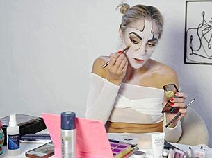 pretty blonde miss daisy diamond does harley quinn makeup tutorial for halloween