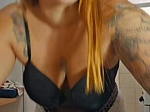 I flash my big pussy for everyone 😏