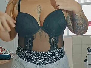 I flash my big pussy for everyone 😏