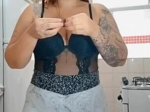 I flash my big pussy for everyone 😏