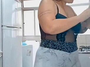 I flash my big pussy for everyone 😏