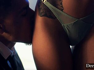 Aubrey, a gostosa pequena, cavalga o pau duro dele a noite toda