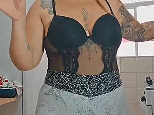 I flash my big pussy for everyone 😏