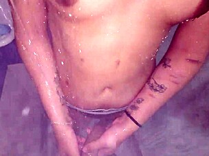 grabo a mi novia teniendo sexo caliente en la ducha sin que se de cuenta?