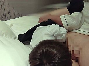 かわいいメイドの制服で騎乗位して中出しされたら精液がおマンコから垂れちゃうよ 素人撮影69