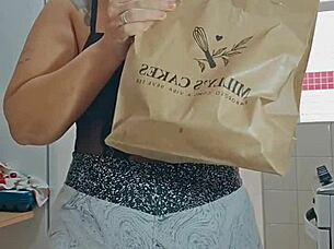 I flash my big pussy for everyone 😏