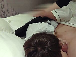 かわいいメイドの制服で騎乗位して中出しされたら精液がおマンコから垂れちゃうよ 素人撮影69