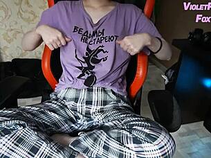 Virgin babe fingers herself to orgasm home alone