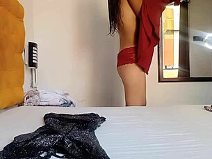 Grabo a mi padrastro mientras me ve probandome ropa y termine con la polla dentro de mi coñito