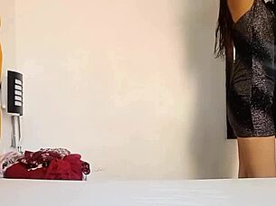 Grabo a mi padrastro mientras me ve probandome ropa y termine con la polla dentro de mi coñito