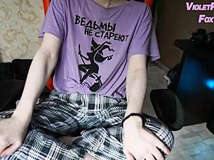 Virgin babe fingers herself to orgasm home alone