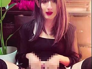 【個撮】This clear-haired ladyboy quietly masturbates in a public toilet