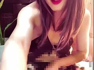 【個撮】This clear-haired ladyboy quietly masturbates in a public toilet