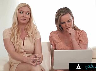 Squirting MILF Charlie Forde gets orgasms from Serene Siren's fingering 😍