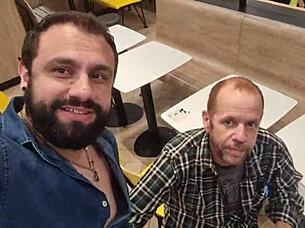 fomos no fast food comer um mcbuceta com tits e lesbian outdoor