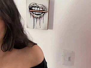 Mi Vecina Caliente Quiere Que Le Enseñe a Jugar Free Fire con Mi Celular - Se Sienta Encima Mío!