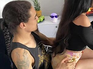 Mi Vecina Caliente Quiere Que Le Enseñe a Jugar Free Fire con Mi Celular - Se Sienta Encima Mío!