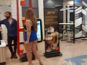 fomos no fast food comer um mcbuceta com tits e lesbian outdoor