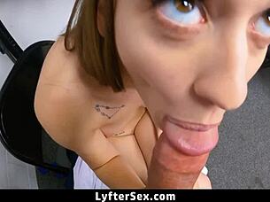 Cette ado 18+ est-elle vraiment innocente ou ment-elle au garde ? Il la chope et la baise fort dans le magasin