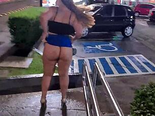 fomos no fast food comer um mcbuceta com tits e lesbian outdoor