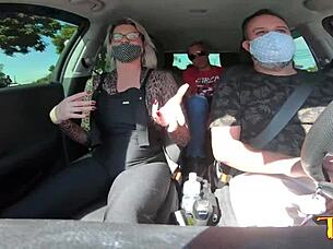 Katharine Madrid Entra No Carro E Participa Da Carona Do Ted 28 - Tony Tigrao - Vagninho