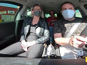 Katharine Madrid Entra No Carro E Participa Da Carona Do Ted 28 - Tony Tigrao - Vagninho