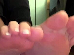 Teen girl sends her fetish video! Watch the exciting content!