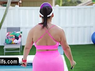 Horny Workout Leads To Outdoor Fuck With MILF