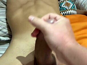 Novinho hetero dotado recebendo mamada do amigo da escola