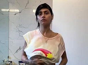 mia shows off her big ebony ass