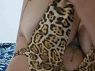 young exhibitionist flashes and invites cum on tits and armpits