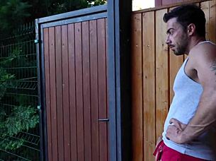 Tiho jebem sosedskega fanta na dvorišču