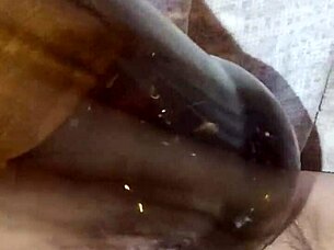 غريتالا، حامل ومثيرة، تمسح زجاجة على كسها