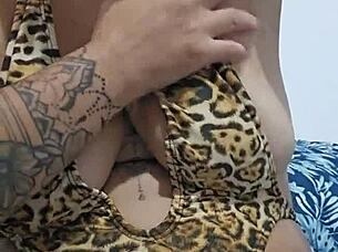 young exhibitionist flashes and invites cum on tits and armpits