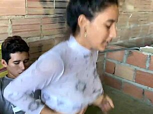 cogo con mi hermanastro en la terraza