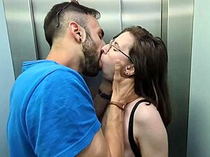 Me Follo A Mi Vecina En Las Escaleras Y Rematamos En Mi Casa