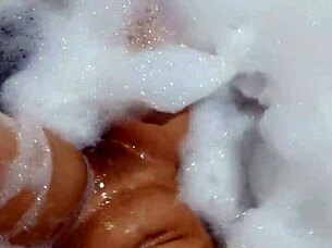 na banheira do motel se masturbando gostoso e gozando no consolo gigante morena gaucha hot