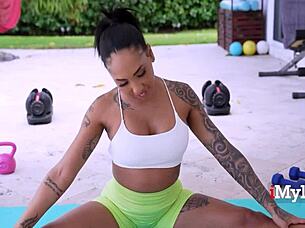 I train with ebony fitness guru kona jade and peter green in a hot interracial session