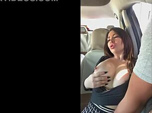 Extraño Me Ve Masturbándome Y Me Da Una Manita