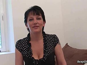 Гръдата френска милф получава путката и задника си чукани здраво