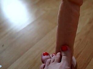 Třu nohy o tu mokrou kundu, zlato