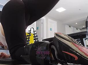 i see naughty blonde showin off at the gym